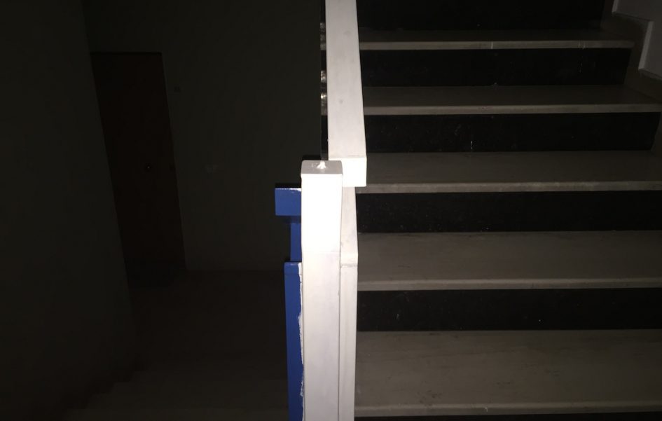 Das Treppenhaus im fahlen Licht der Handytaschenlampe