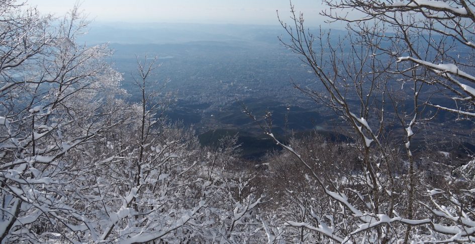 Blick vom verschneiten Dajti auf Tirana